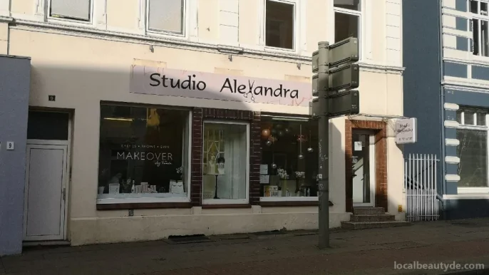 Studio Alexandra - Friseur, Perücken, Kosmetik, Fußpflege, Maniküre, Hamburg - Foto 4